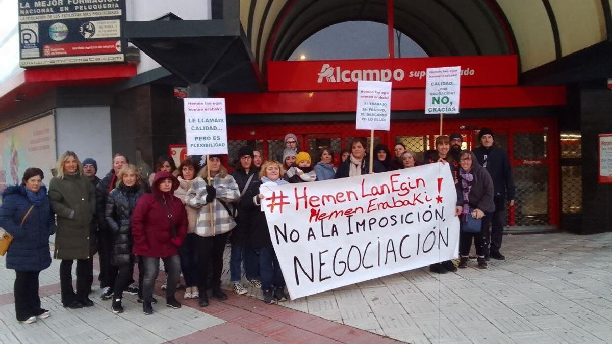 Parte de la plantilla se ha manifestado a las puertas del Alcampo de Tudela