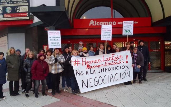 Parte de la plantilla se ha manifestado a las puertas del Alcampo de Tudela Parte de la plantilla se ha manifestado a las puertas del Alcampo de Tudela