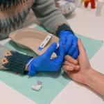 Marta Pastor, directora de Bizkaisida realiza un test r&aacute;pido de VIH a un joven