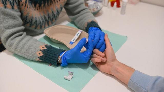 Marta Pastor, directora de Bizkaisida realiza un test rápido de VIH a un joven