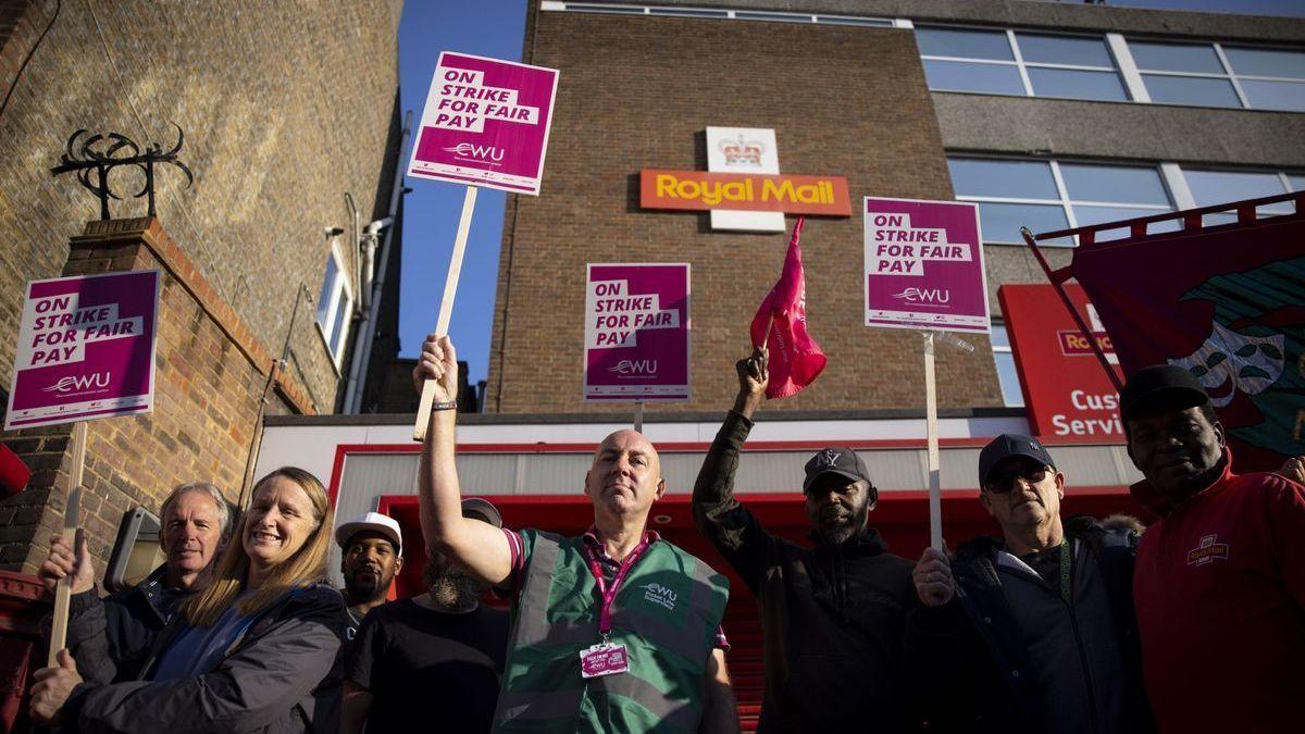 Trabajadores de Royal Mail protestan en Londres.