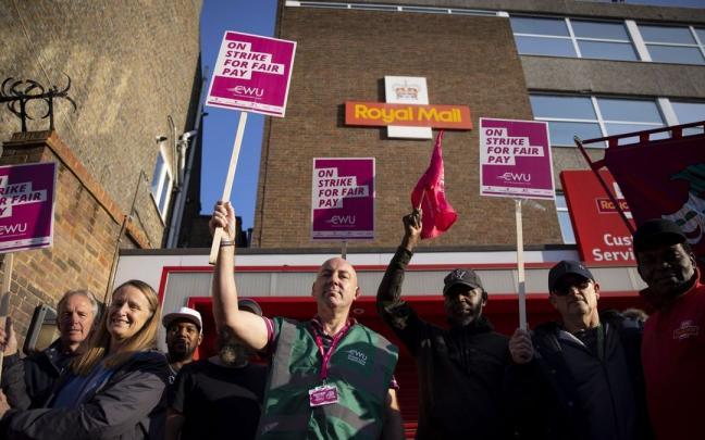 Trabajadores de Royal Mail protestan en Londres.