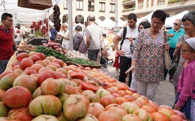 Unas personas contemplando uno de los puesto de fruta y hortalizas instalado el la plaza Jose Miguel Barandiaran de Ordizia, en la Feria Extraordinaria de Euskal Jaiak Unas personas contemplando uno de los puesto de fruta y hortalizas instalado el la plaza Jose Miguel Barandiaran de Ordizia, en la Feria Extraordinaria de Euskal Jaiak