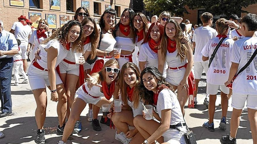 Una cuadrilla posa en la plaza durante el chupinazo.