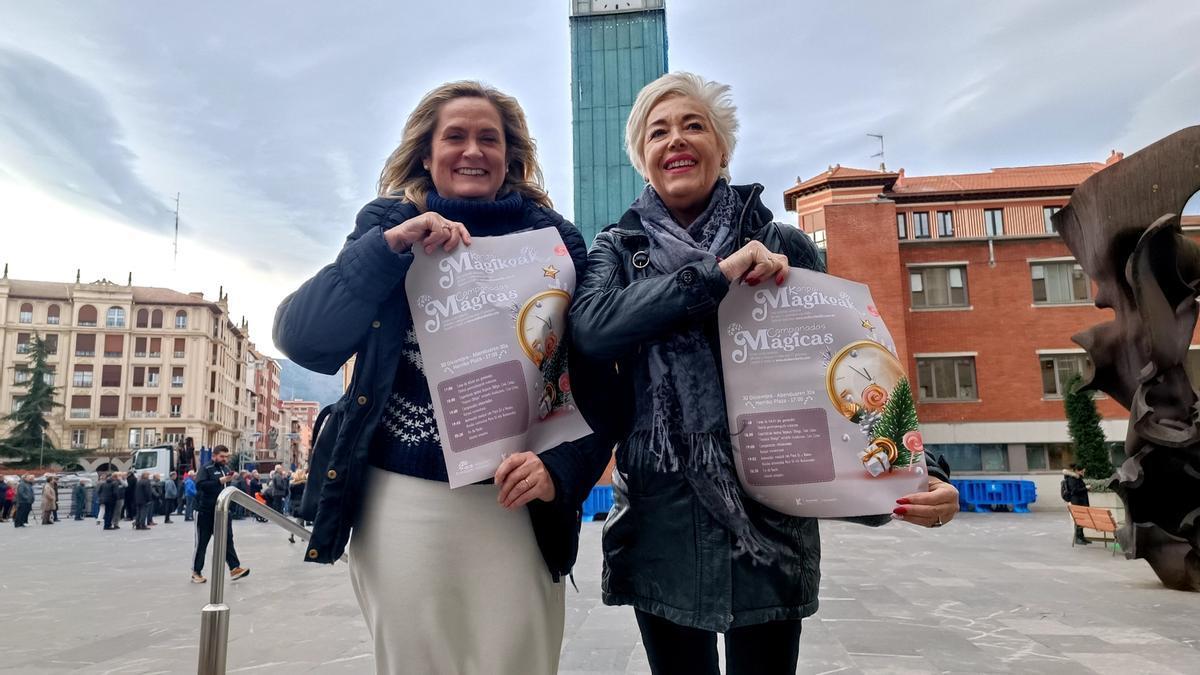 Amaia del Campo y Ana Morgado posan con el cartel de las Campanadas Mágicas.