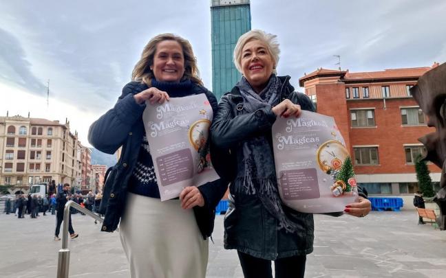 Amaia del Campo y Ana Morgado posan con el cartel de las Campanadas Mágicas.