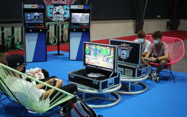 Varios jóvenes juegan a videojuegos durante una convención de gamers.