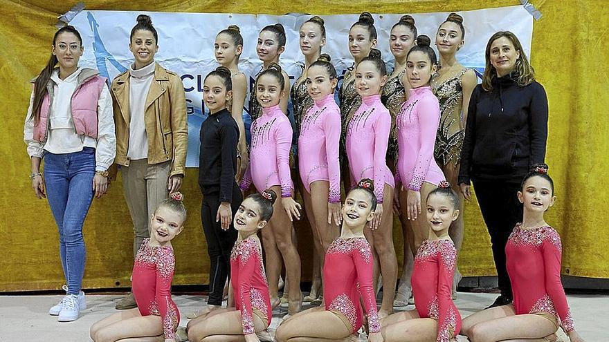 Los tres conjuntos del Club Natación Pamplona, con sus entrenadoras.