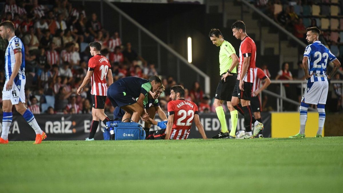 Momento de la lesión de Raúl García ante la Real Sociedad