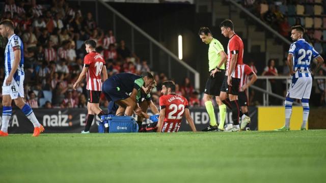 Momento de la lesión de Raúl García ante la Real Sociedad Momento de la lesión de Raúl García ante la Real Sociedad