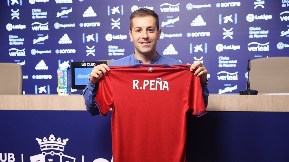 Rubén Peña posa con la nueva camiseta de Osasuna