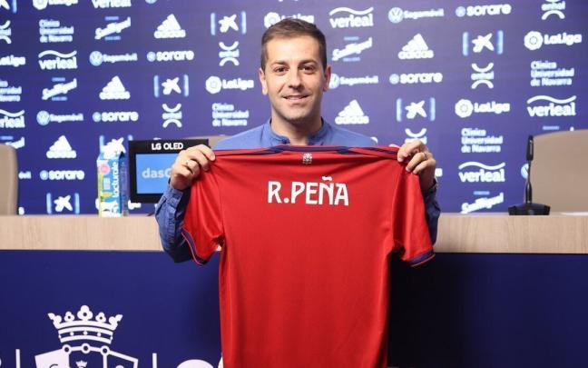 Rubén Peña posa con la nueva camiseta de Osasuna Rubén Peña posa con la nueva camiseta de Osasuna
