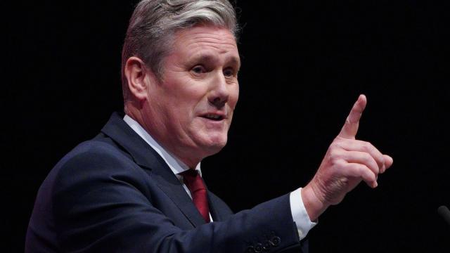 El líder del partido, Keir Starmer afrontó fuertes presiones para apartar a la parlamentaria por parte de otros colegas laboristas y por parte de los El líder del partido, Keir Starmer afrontó fuertes presiones para apartar a la parlamentaria por parte de otros colegas laboristas y por parte de los