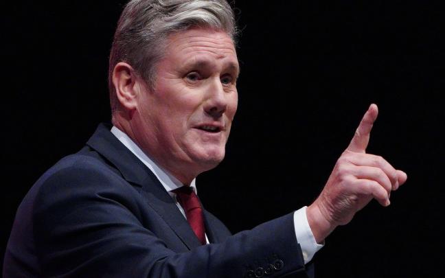 El líder del partido, Keir Starmer afrontó fuertes presiones para apartar a la parlamentaria por parte de otros colegas laboristas y por parte de los "tories". El líder del partido, Keir Starmer afrontó fuertes presiones para apartar a la parlamentaria por parte de otros colegas laboristas y por parte de los "tories".