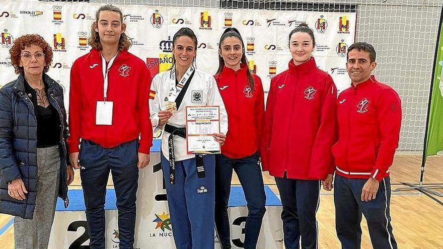 La navarra Paula Remírez luce la medalla de bronce junto a integrantes de la selección navarra.