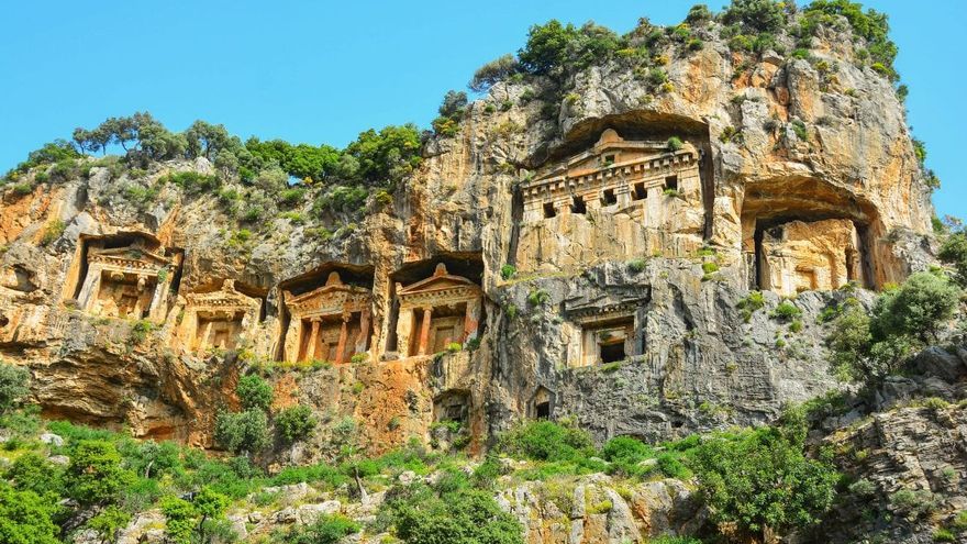 Tumbas en los acantilados del río Dalyan.
