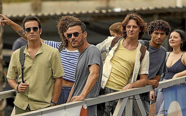 El elenco de protagonistas de la serie &lsquo;HIT&rsquo;, rodando en La Palma. | FOTO: RTVE