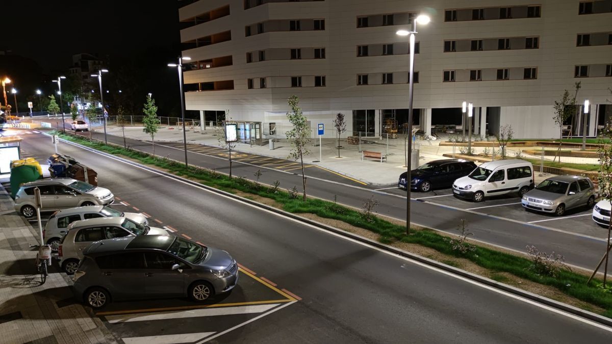 La calle tiene ahora una mediana central.