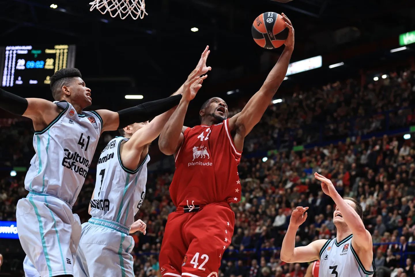 Hines intenta imponerse a Rivero y Claver durante un duelo de este curso ante el Valencia Basket