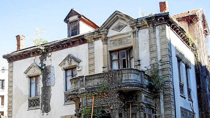 Fachada del deteriorado inmueble de Manuel Iradier.