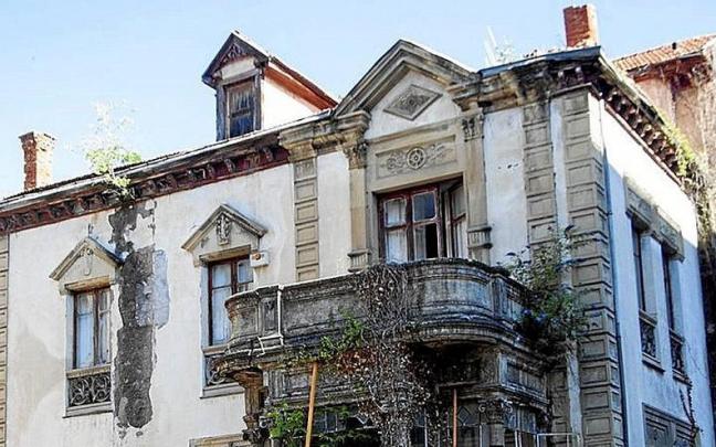 Fachada del deteriorado inmueble de Manuel Iradier. Fachada del deteriorado inmueble de Manuel Iradier.