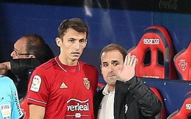 Budimir y Arrasate, el día del debut del croata con la camiseta de Osasuna.