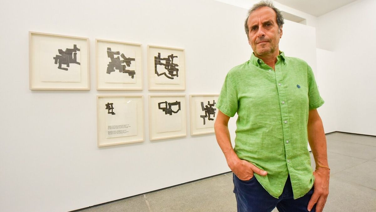 El director de la galería Altxerri, Javier Balda, posa frente a unas láminas de Eduardo Chillida.