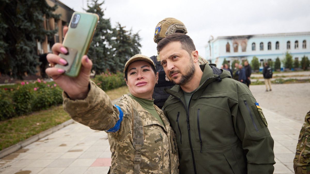 Zelenski se saca una foto con una soldado en Izium.