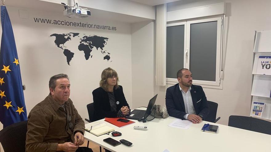 La consejera de Relaciones Ciudadanas, Ana Ollo, junto al director general de Acci&oacute;n Exterior, Sergio P&eacute;rez, y el director del servicio Cooperaci&oacute;n Interregional y Ciudadan&iacute;a Exterior, Peio Pellejero.