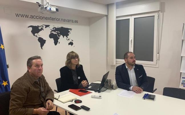 La consejera de Relaciones Ciudadanas, Ana Ollo, junto al director general de Acci&oacute;n Exterior, Sergio P&eacute;rez, y el director del servicio Cooperaci&oacute;n Interregional y Ciudadan&iacute;a Exterior, Peio Pellejero.