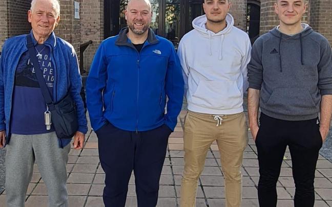 La familia P&eacute;rez, que estudi&oacute; en el Virgen del Camino, posan en el centro.