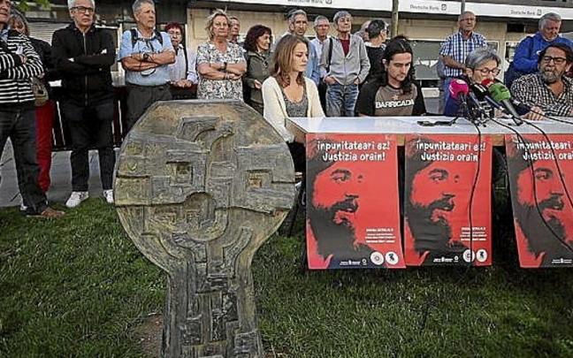 Rueda de prensa junto a la estela de Germán. | FOTO: J. BERGASA