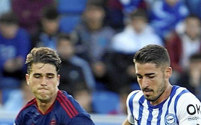 Toni Moya, reenganchado a la dinámica durante la última semana, conduce el balón. | FOTO: ALEX LARRETXI