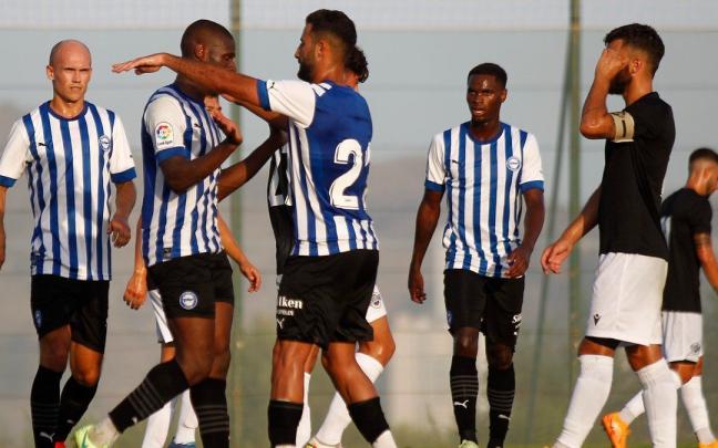 Abde celebra junto a Sylla el penalti transformado por el senegalés