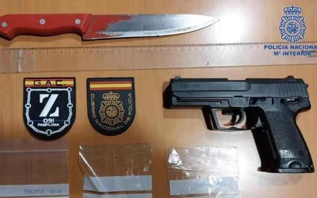 Cuchillo y pistola decomisados Cuchillo y pistola decomisados