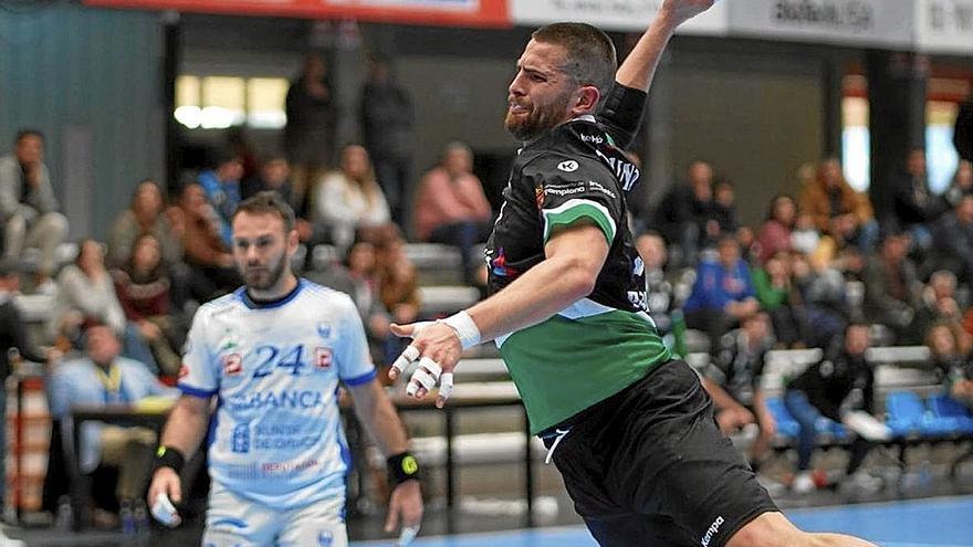 El navarro Antonio Bazán, autor ayer de seis goles, en pleno lanzamiento. | FOTO: FERNANDO LAGO