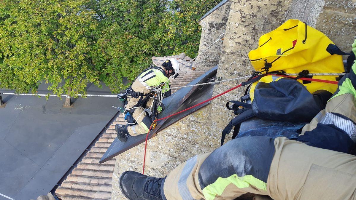 Bomberos de Álava descolgándose para retirar una chapa