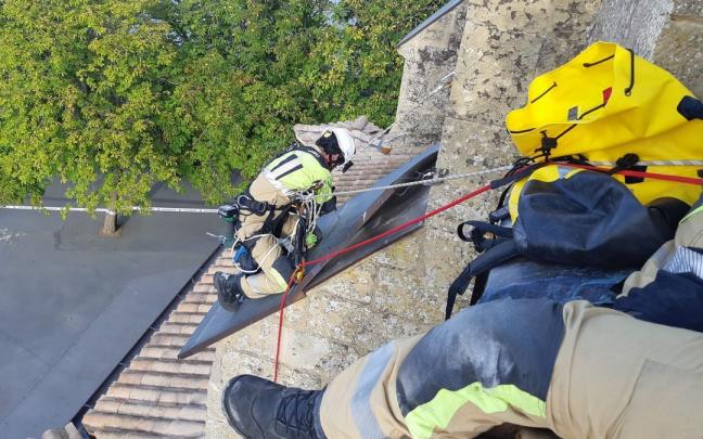 Bomberos de Álava descolgándose para retirar una chapa