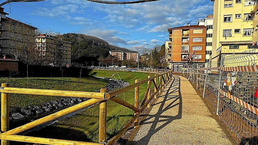 El nuevo paseo peatonal por el borde del cauce del arroyo San Juan.