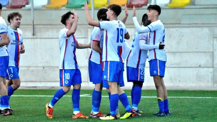 Los jugadores de la Mutilvera celebran la victoria ante el Beasain.