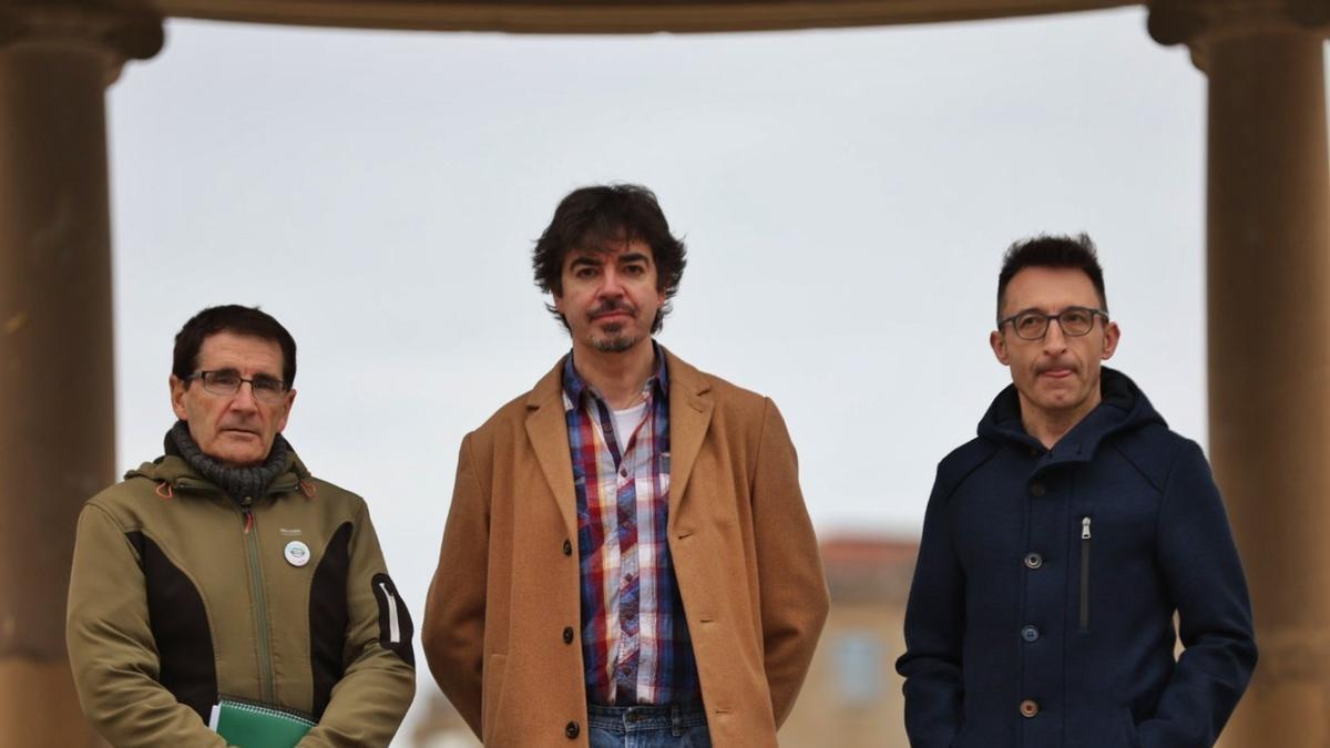 Peio Monteano, Mikel Zuza y Lartaun de Egibar, en la Plaza del Castillo.