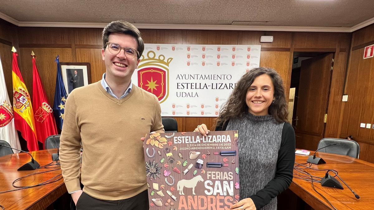 El concejal Pablo Ezkurra y la técnico Andrea Rodríguez, ayer en la presentación.