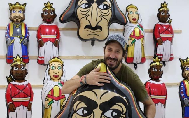 Goizeder Biurrun abraza a su ‘Caravinagre’ de helio, uno de los globos que estrenará para estas fiestas.