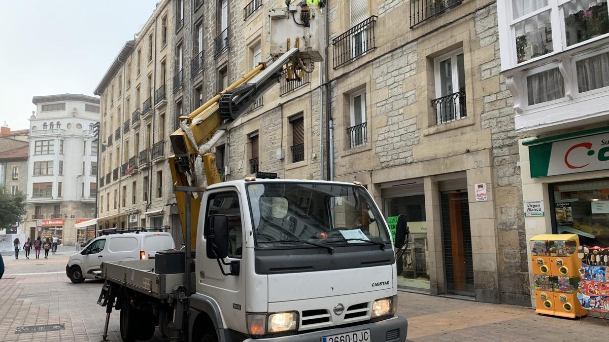 Instalación de las luces este jueves.