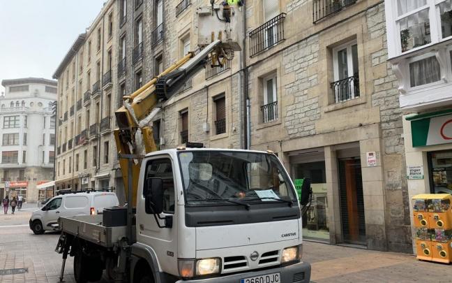 Instalación de las luces este jueves. Instalación de las luces este jueves.
