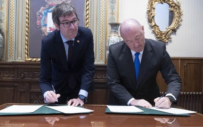 Firma de convenio entre el Ayuntamiento de Vitoria y la Liga de Empresas de Pelota a Mano.