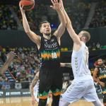 Sulejmanovic intenta anotar ante Nemanja Radovic.