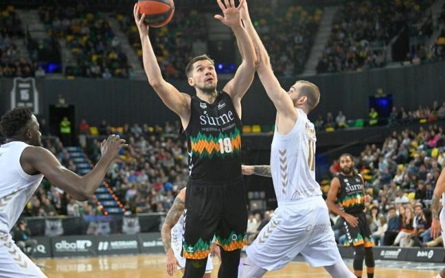 Sulejmanovic intenta anotar ante Nemanja Radovic. Sulejmanovic intenta anotar ante Nemanja Radovic.