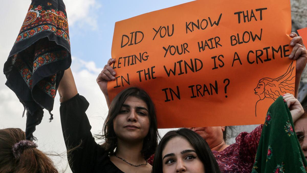 Varias mujeres protestan en Beirut por la muerte de Amini, en apoyo a las mujeres iraníes.