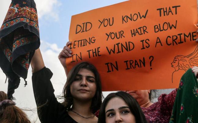 Varias mujeres protestan en Beirut por la muerte de Amini, en apoyo a las mujeres iran&iacute;es.